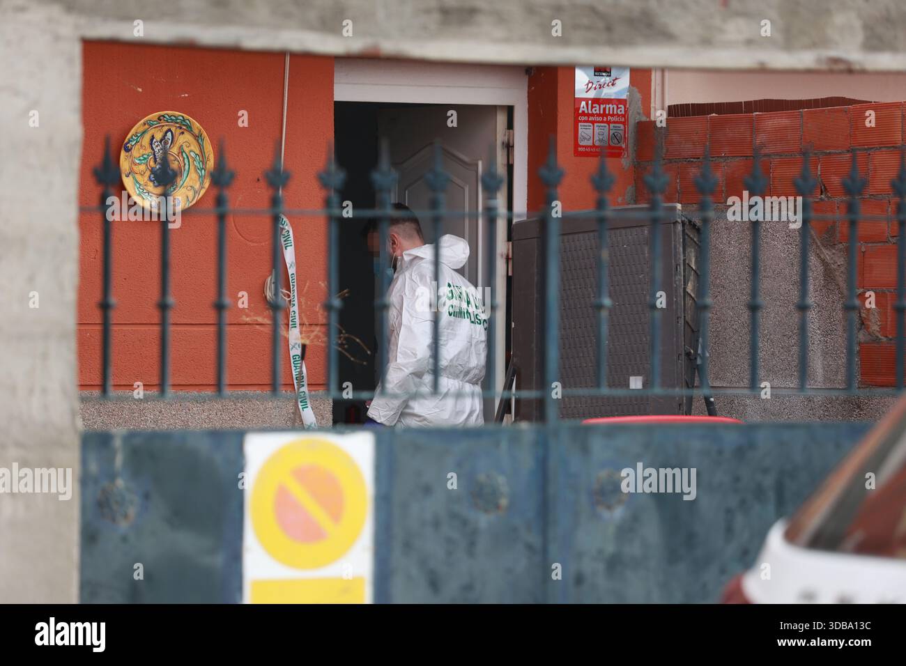 Members of the Civil Guard at the home in Buganvilla street in La ...