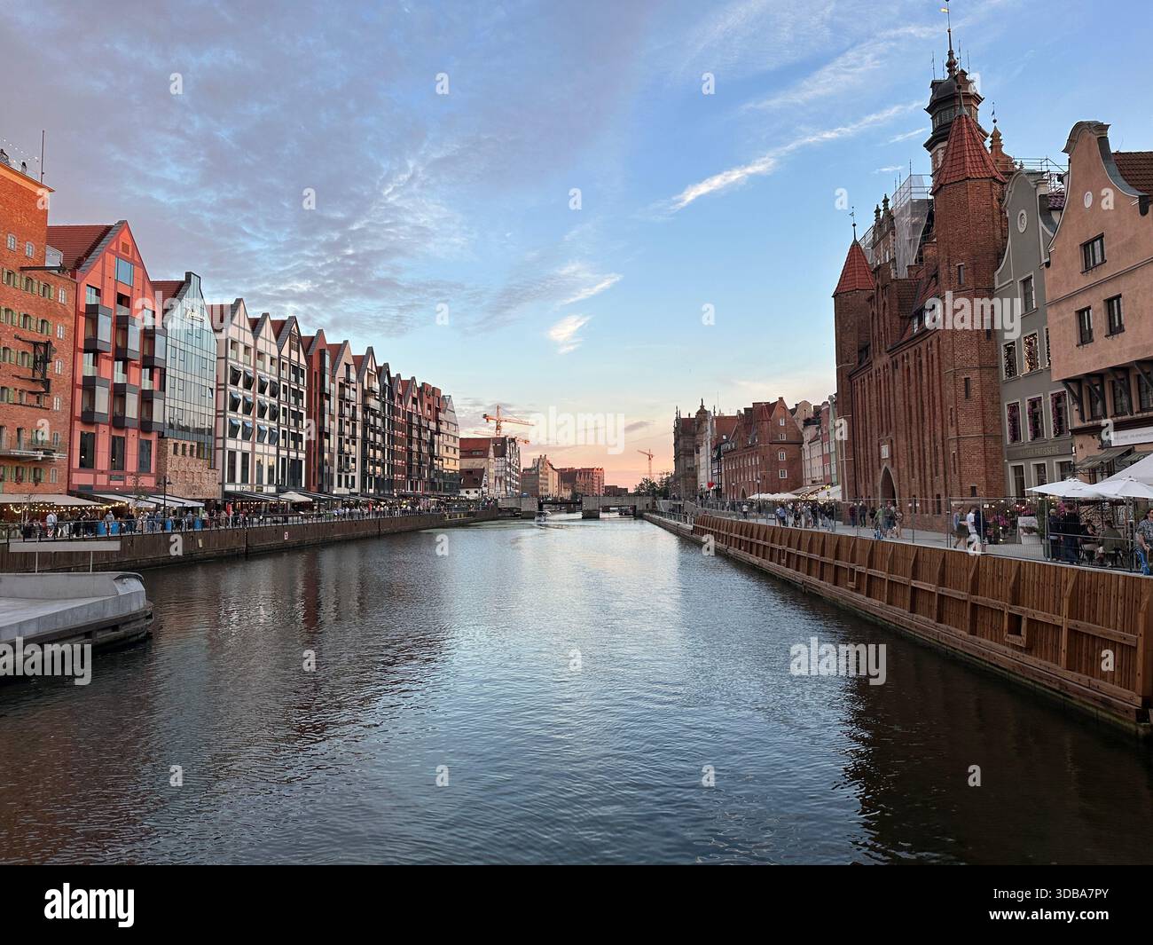 The Motława River in Gdańsk, Poland, featuring historic Hanseatic buildings and modern architecture. - Stock Image
