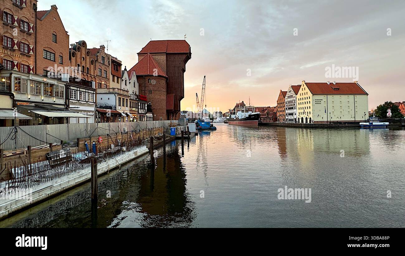 The Motława River in Gdańsk, Poland, featuring historic Hanseatic buildings and modern architecture. - Stock Image