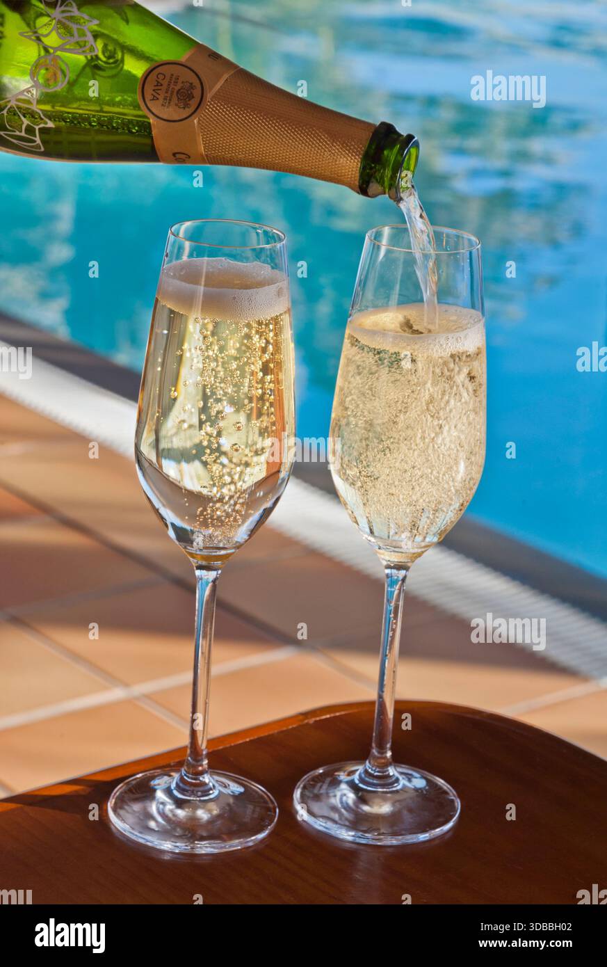 CAVA SPAIN LUXURY POOL Pouring glasses of sparkling Spanish Cava wine in  sunny vacation luxury Hotel Villa infinity swimming pool poolside setting  Stock Photo - Alamy