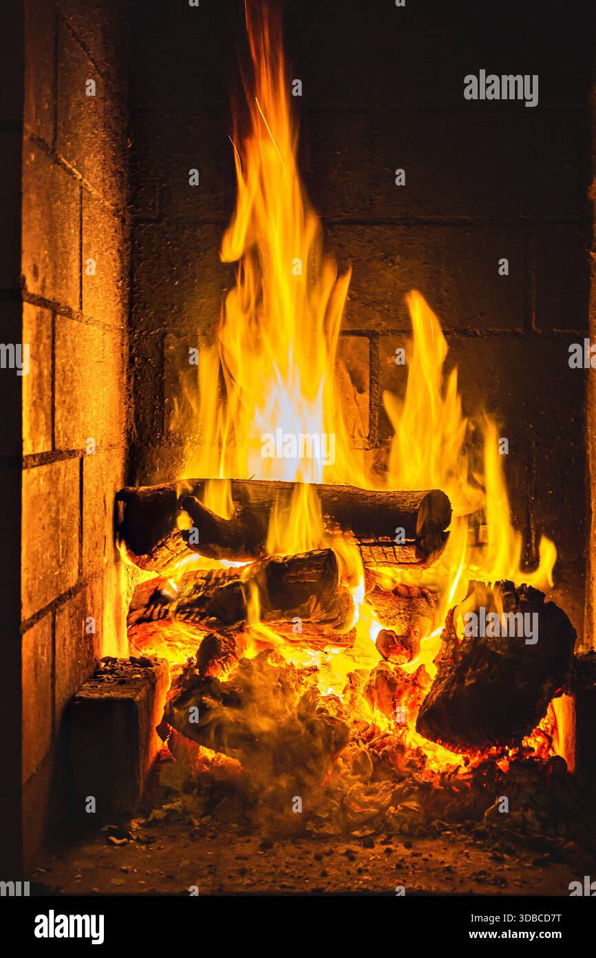 Cozy fireplace burning fire hi-res stock photography and images - Alamy