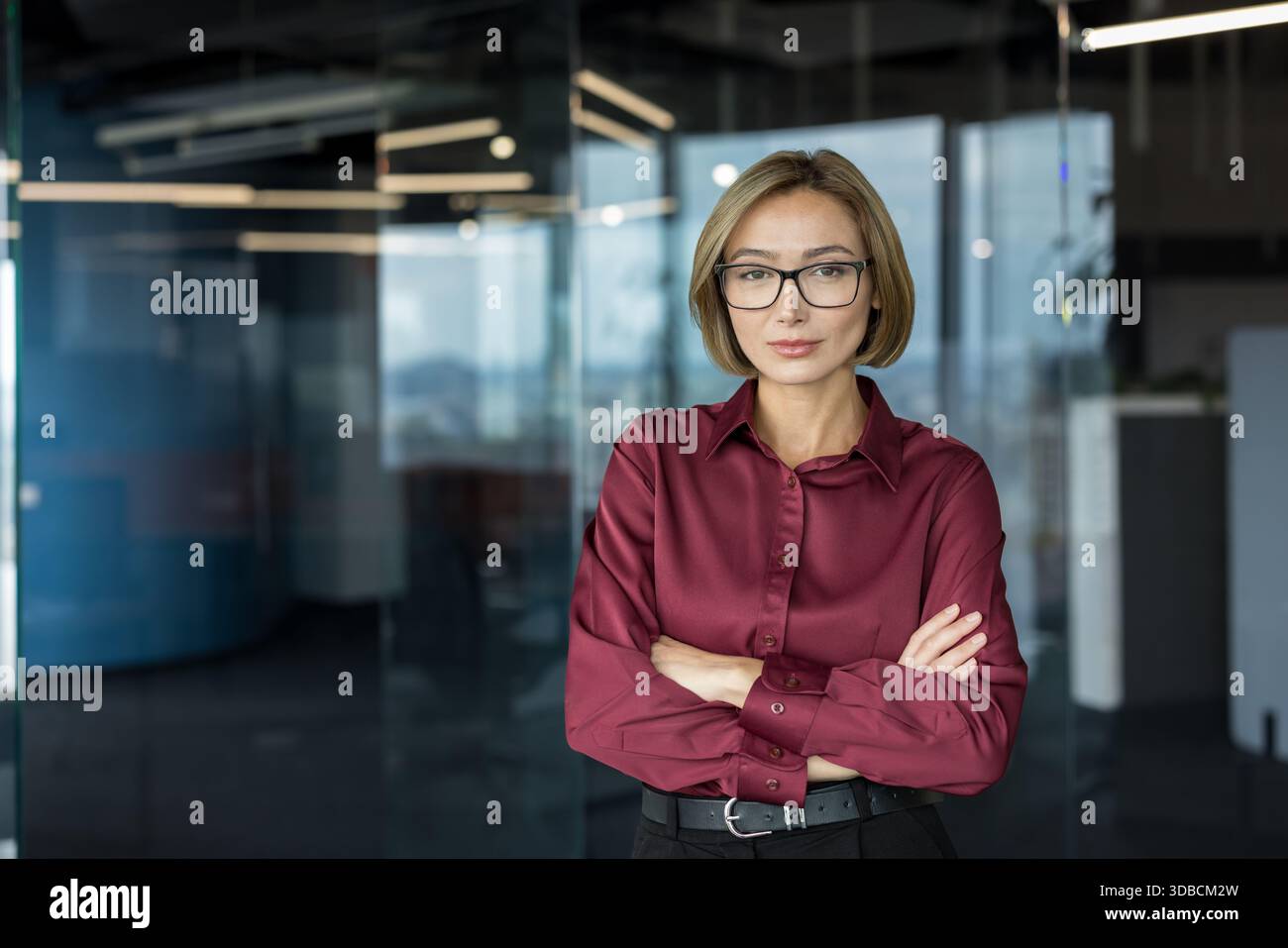Woman wearing glasses crossing arms hi-res stock photography and images ...