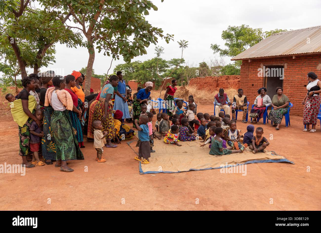 Mawero Lilongwe Malawi Africa.10.11.2025.  Malawian school children and parents singing and clapping to welcome guests to this rural school and church - Stock Image