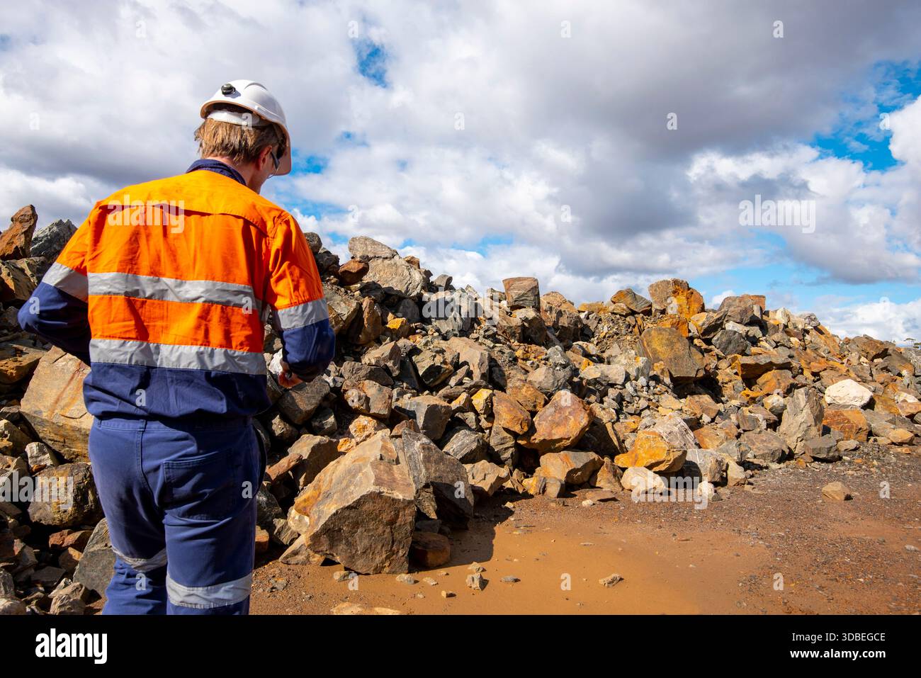 Production Geologist on a ROM pad Stock Photo