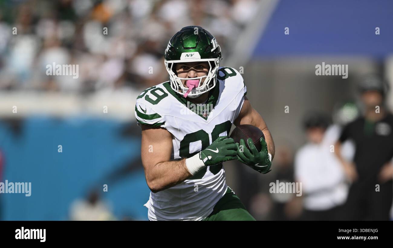 New York Jets tight end Jeremy Ruckert (89) runs after catching a pass ...