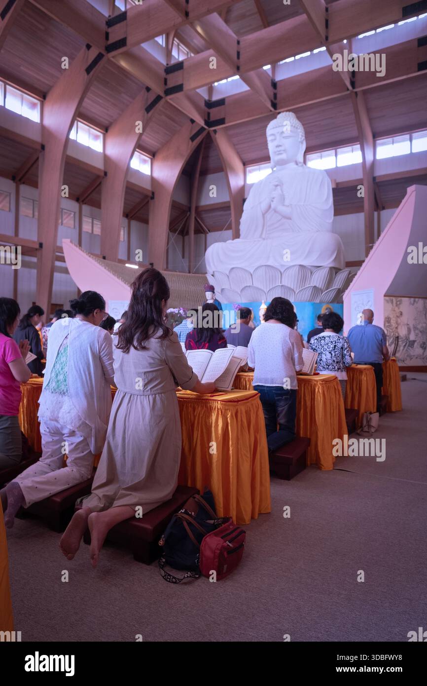 Worshippers kneel in prayer hi-res stock photography and images - Alamy