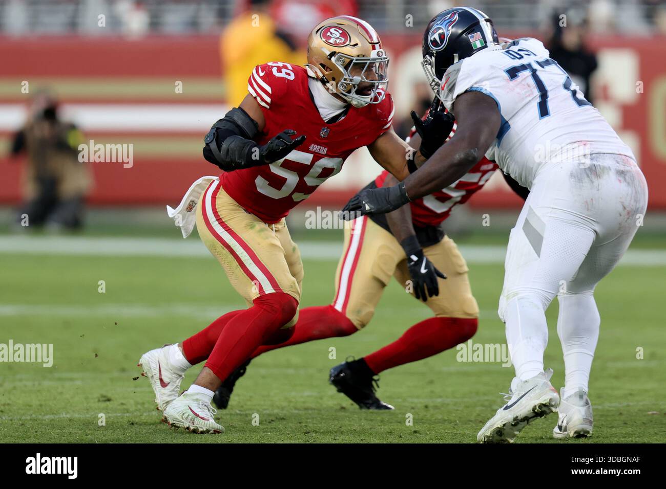 San Francisco 49ers linebacker Curtis Robinson (59) battles Tennessee ...