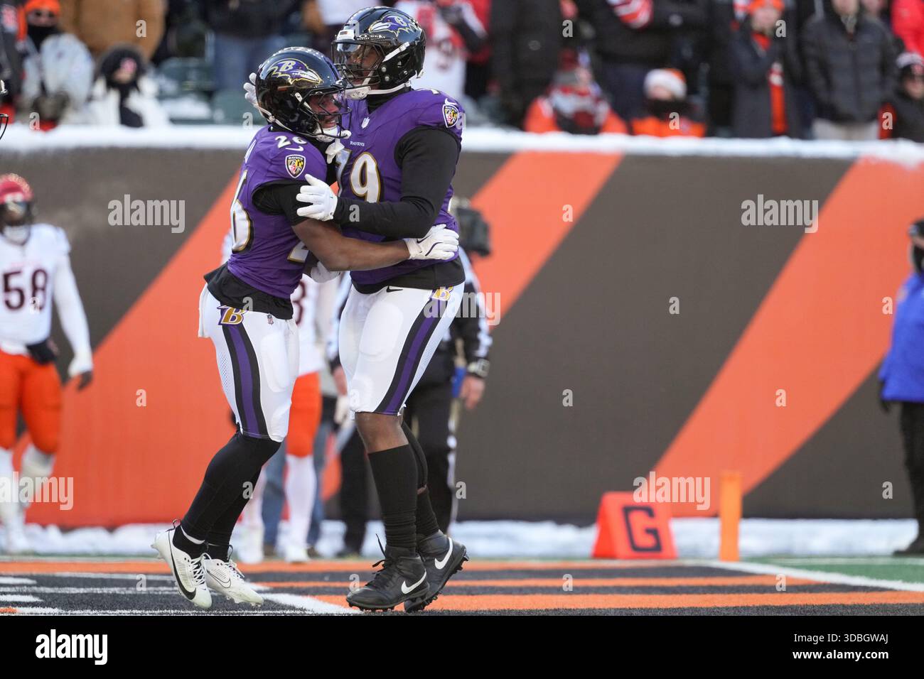 Baltimore Ravens running back Rasheen Ali (26), center, is ...