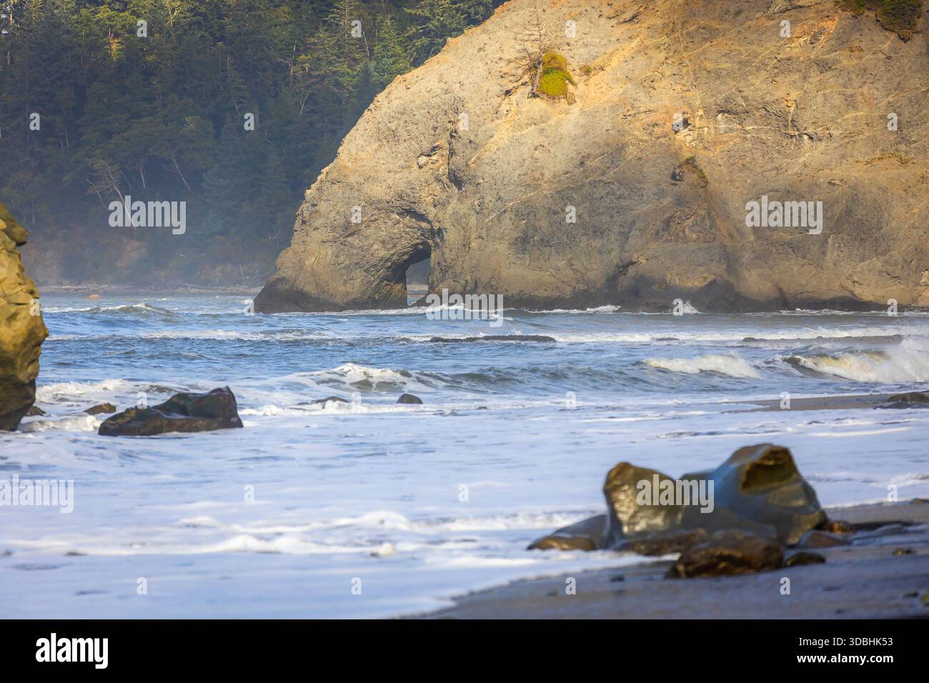 Ocean waves on rock shore hi-res stock photography and images - Alamy