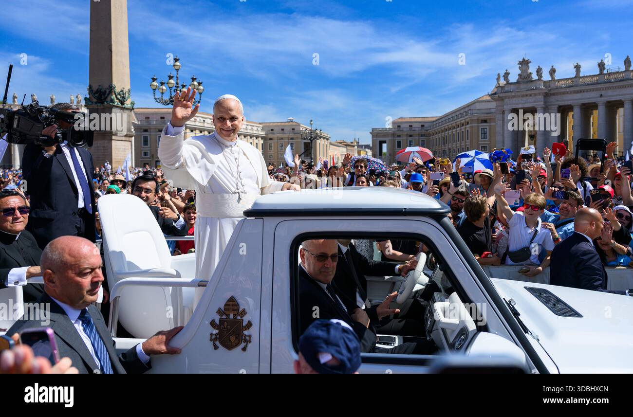 Pope Leo XIV greets the faithful in St Peter’s Square following the Canonization Mass of Carlo Acutis and Pier Giorgio Frassati. - Stock Image
