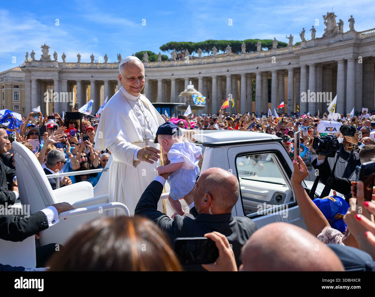 Pope Leo XIV greets the faithful in St Peter’s Square following the Canonization Mass of Carlo Acutis and Pier Giorgio Frassati. - Stock Image