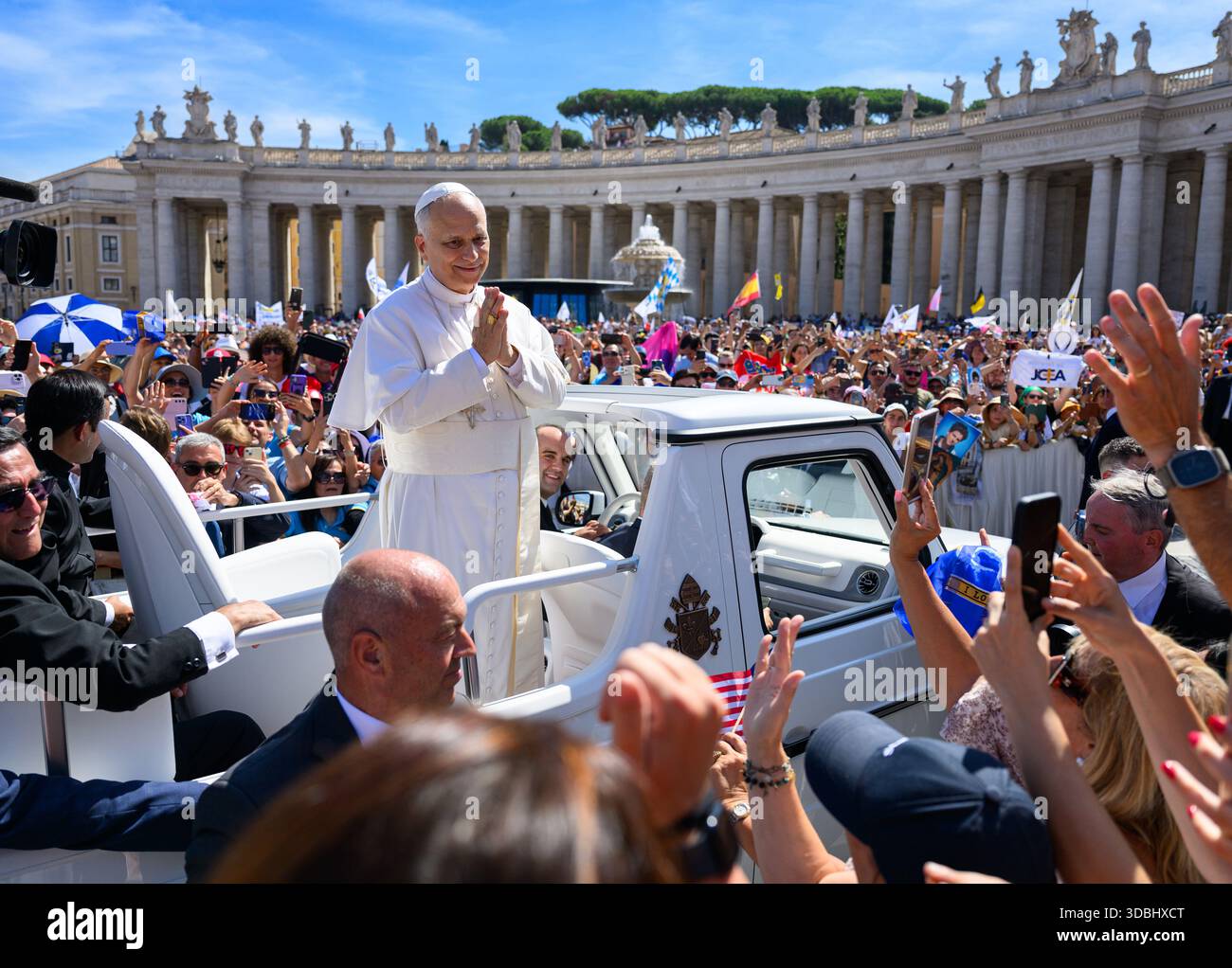 Pope Leo XIV greets the faithful in St Peter’s Square following the Canonization Mass of Carlo Acutis and Pier Giorgio Frassati. - Stock Image