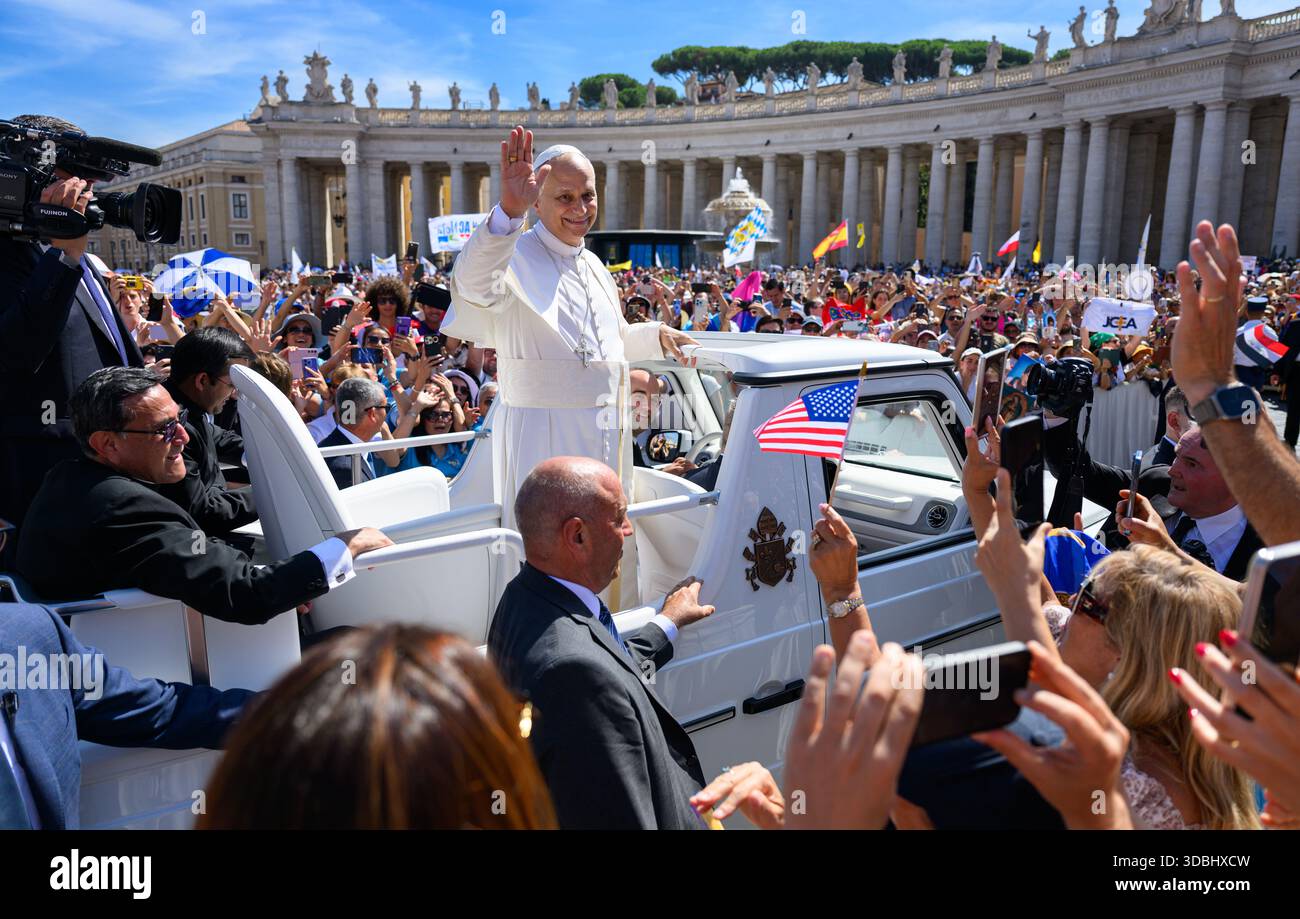 Pope Leo XIV greets the faithful in St Peter’s Square following the Canonization Mass of Carlo Acutis and Pier Giorgio Frassati. - Stock Image