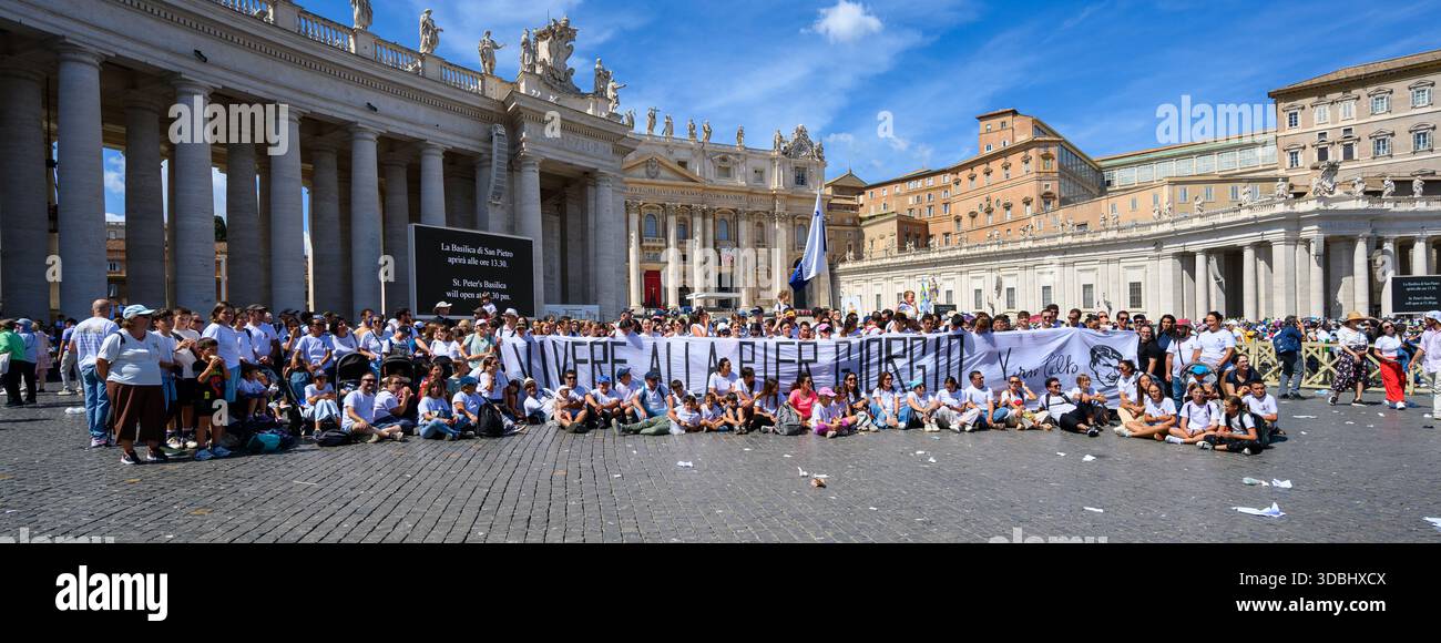 A group of Italian pilgrims poses for a photo in St Peter’s Square following the Canonization Mass of Carlo Acutis and Pier Giorgio Frassati. - Stock Image