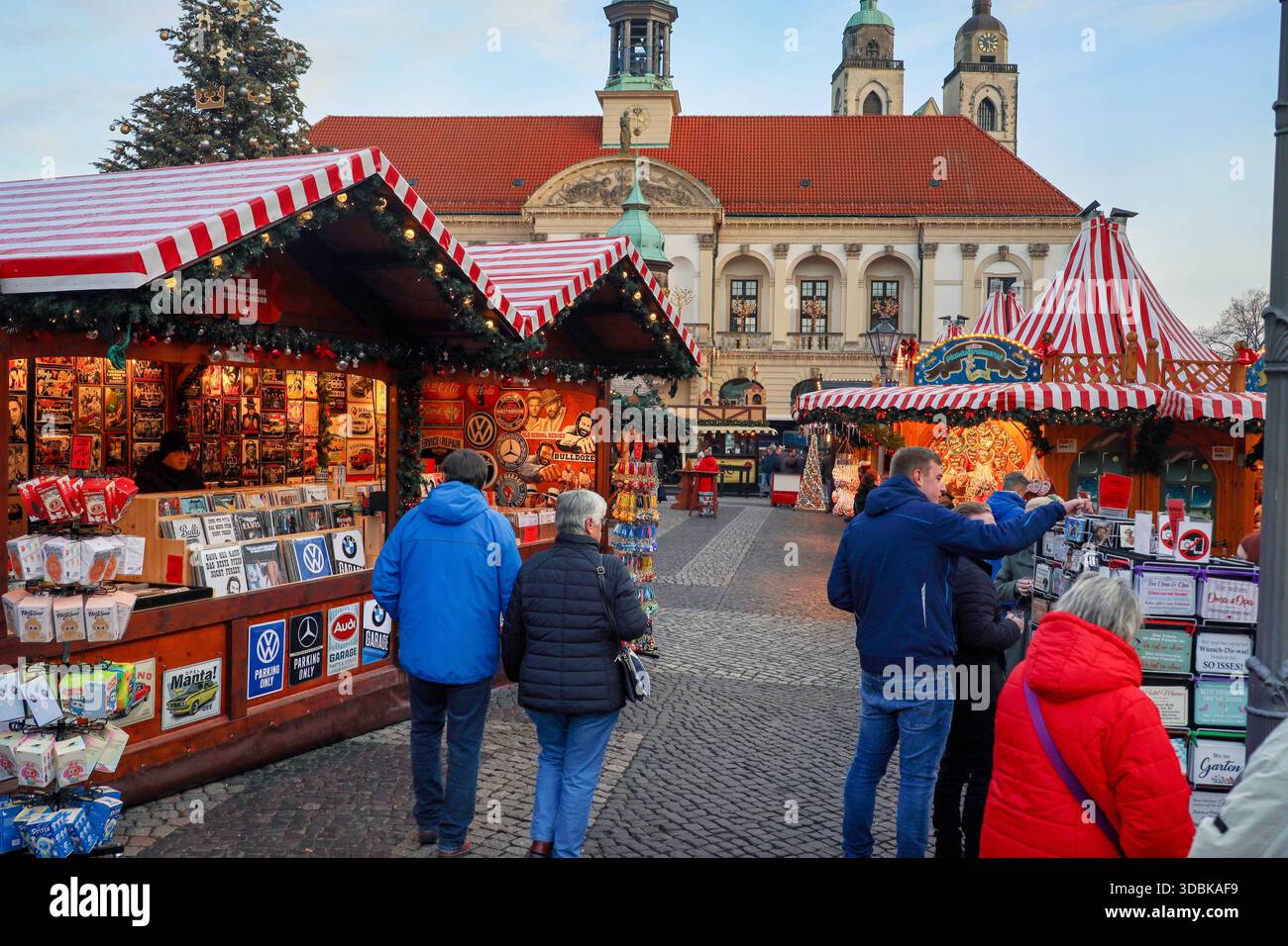 17.12.2025 Blick auf den Weihnachtsmarkt am Alten Markt in Magdeburg