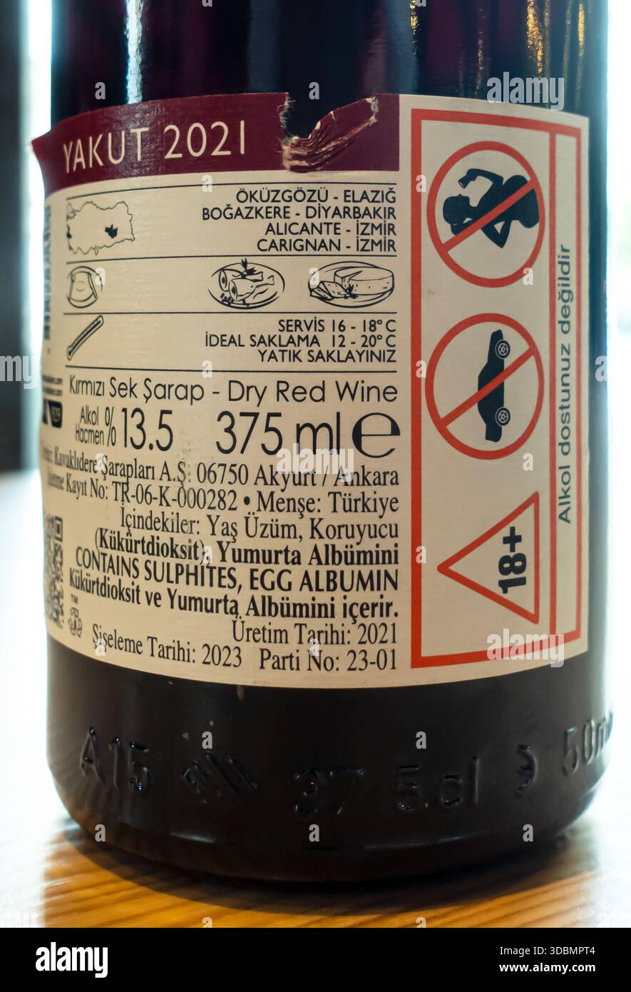bottle of Kavaklıdere Yakut 2021 Dry Red Wine, a popular Turkish blend. Back label, drinking warnings, warning, graphics Stock Photo