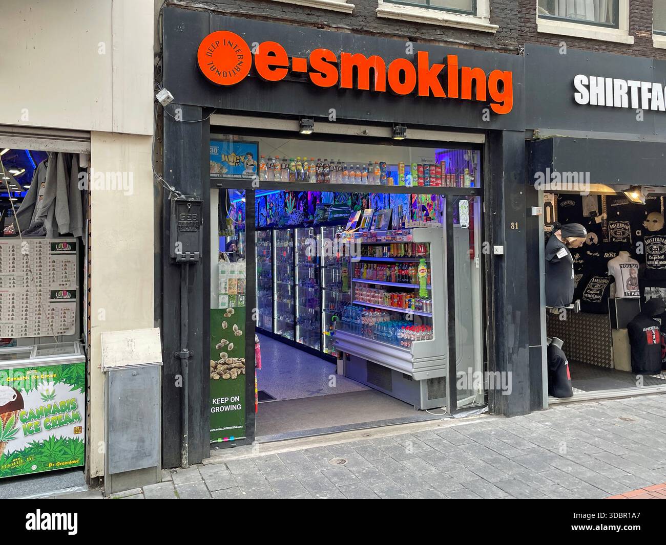 Amsterdams, the Netherland - June 5, 2022: Dutch e smoke and vape shop  'e-smoking' in the old town of Amsterdam Stock Photo