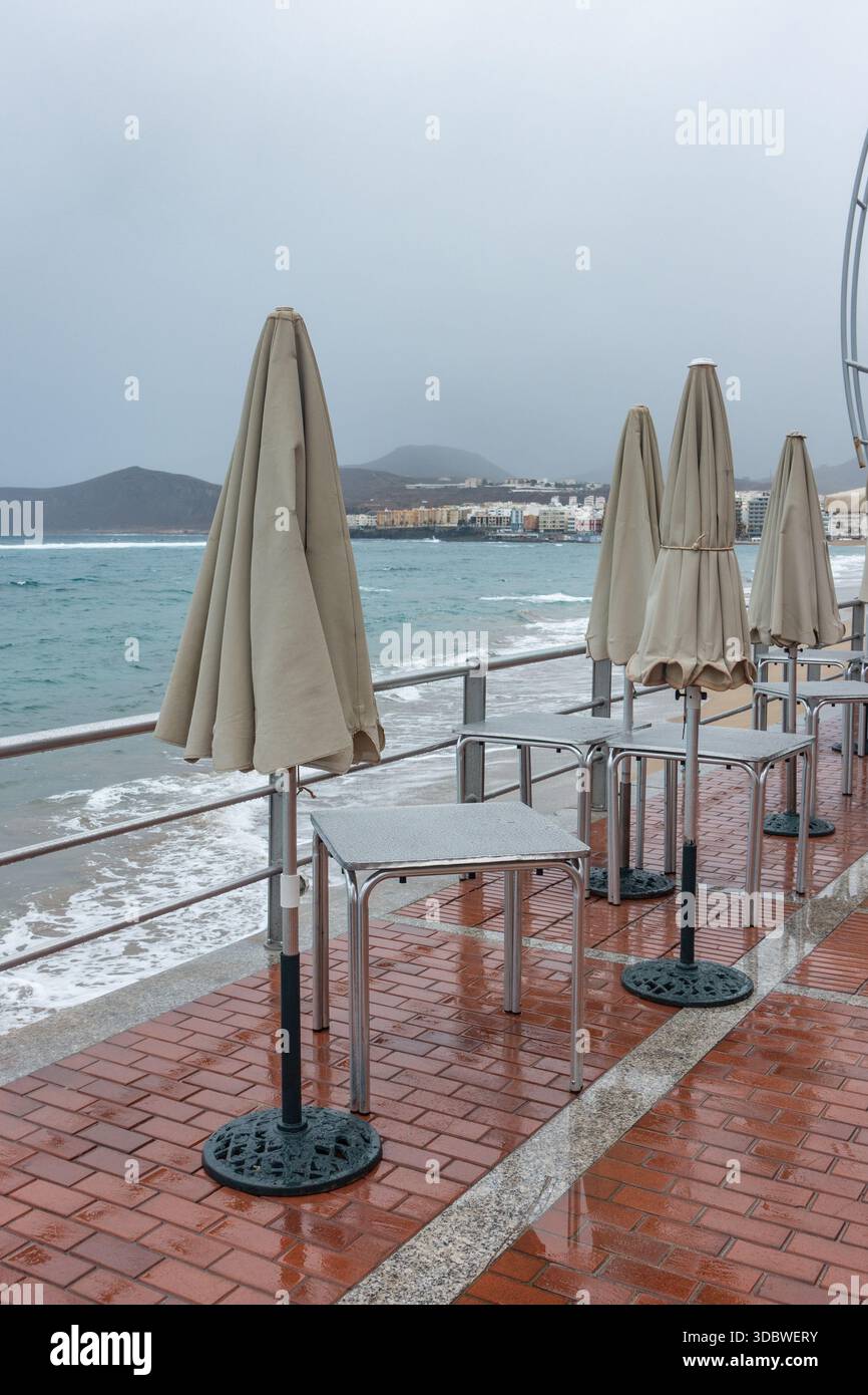 Las Palmas, Gran Canaria, Canary Islands, Spain. 18th December, 2025. Unseasonably wet and cool weather on the city beach in Las Palmas on Gran Canaria; a popular winter sun destination for many British tourists. Credit: Alan Dawson/Alamy Live News Stock Photo