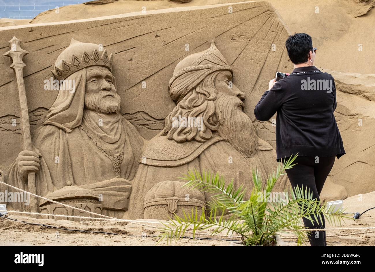 Las Palmas, Gran Canaria, Canary Islands, Spain. 18th December, 2025. Tourists visiting the huge sand sculptured nativity scene on the city beach in Las Palmas on Gran Canaria. Credit: Alan Dawson/Alamy Live News Stock Photo
