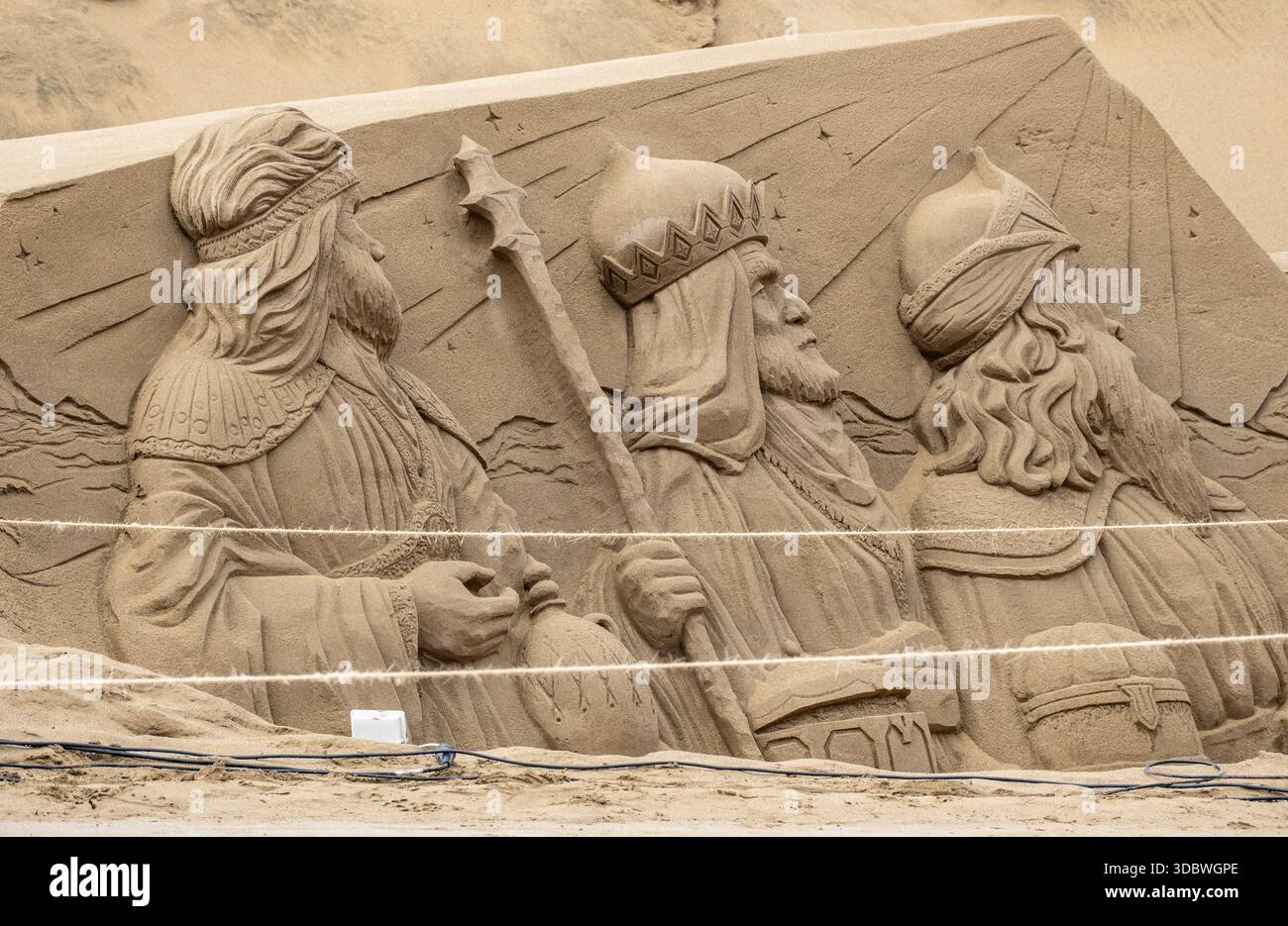 Las Palmas, Gran Canaria, Canary Islands, Spain. 18th December, 2025. Tourists visiting the huge sand sculptured nativity scene on the city beach in Las Palmas on Gran Canaria. Credit: Alan Dawson/Alamy Live News Stock Photo