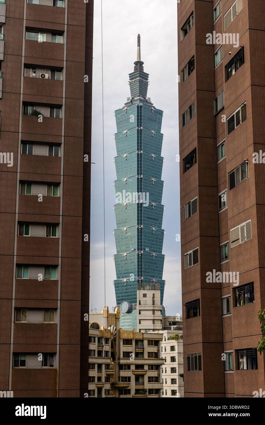 View of the iconic Taipei 101 skyscraper rises majestically between two ...