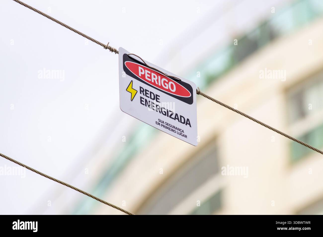 Warning sign for live electrical wires in Portuguese Stock Photo