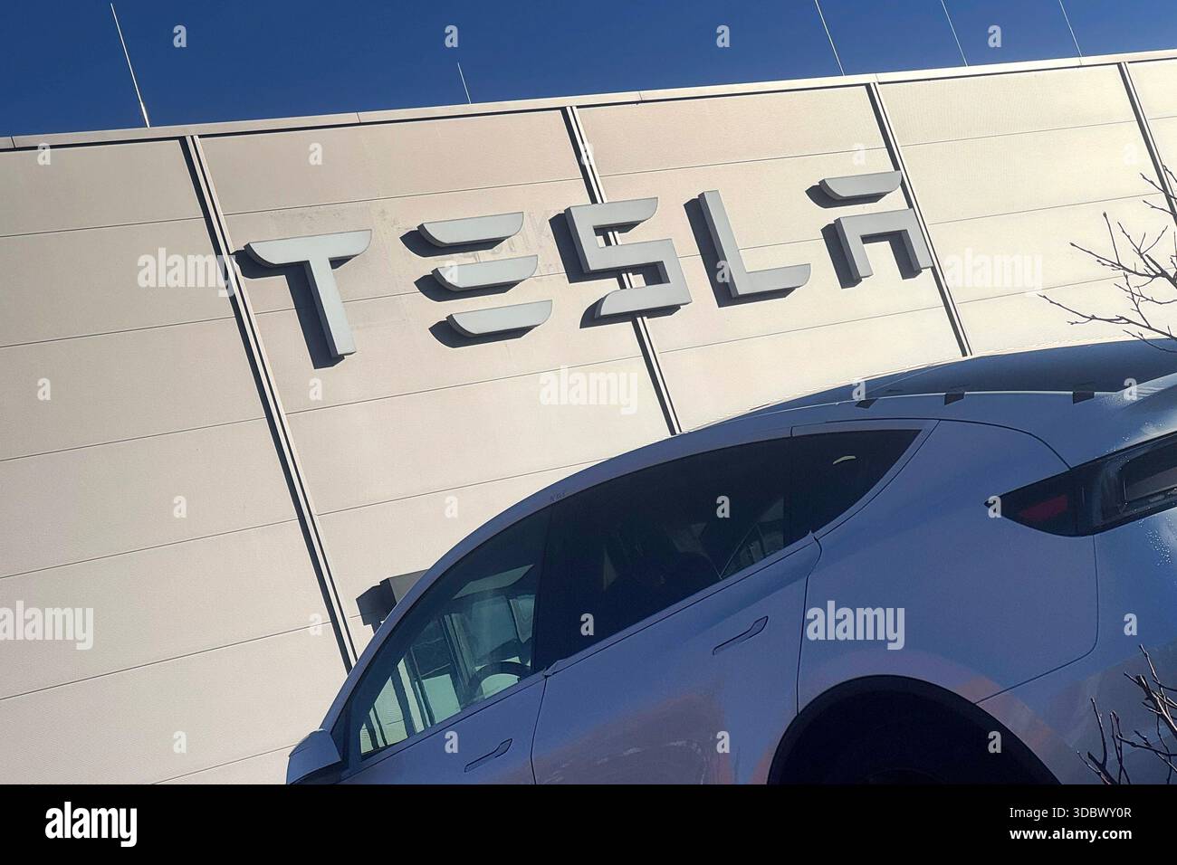 Tesla Motors Autohaus in Parsdorf bei Muenchen. Autohaus,E-Autos stehen ...