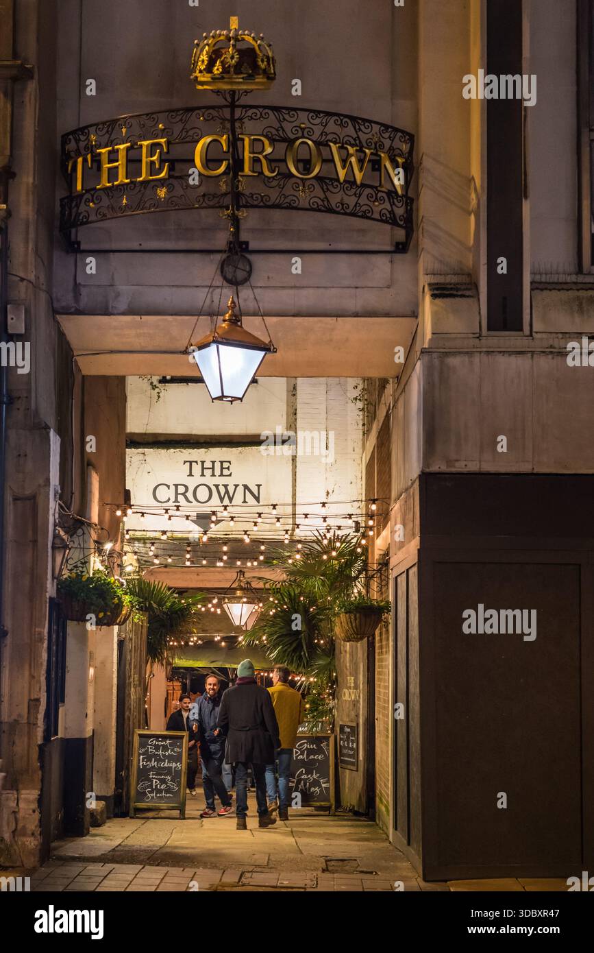 the-crown-historic-english-pub-in-oxford-city-centre-uk-stock-photo