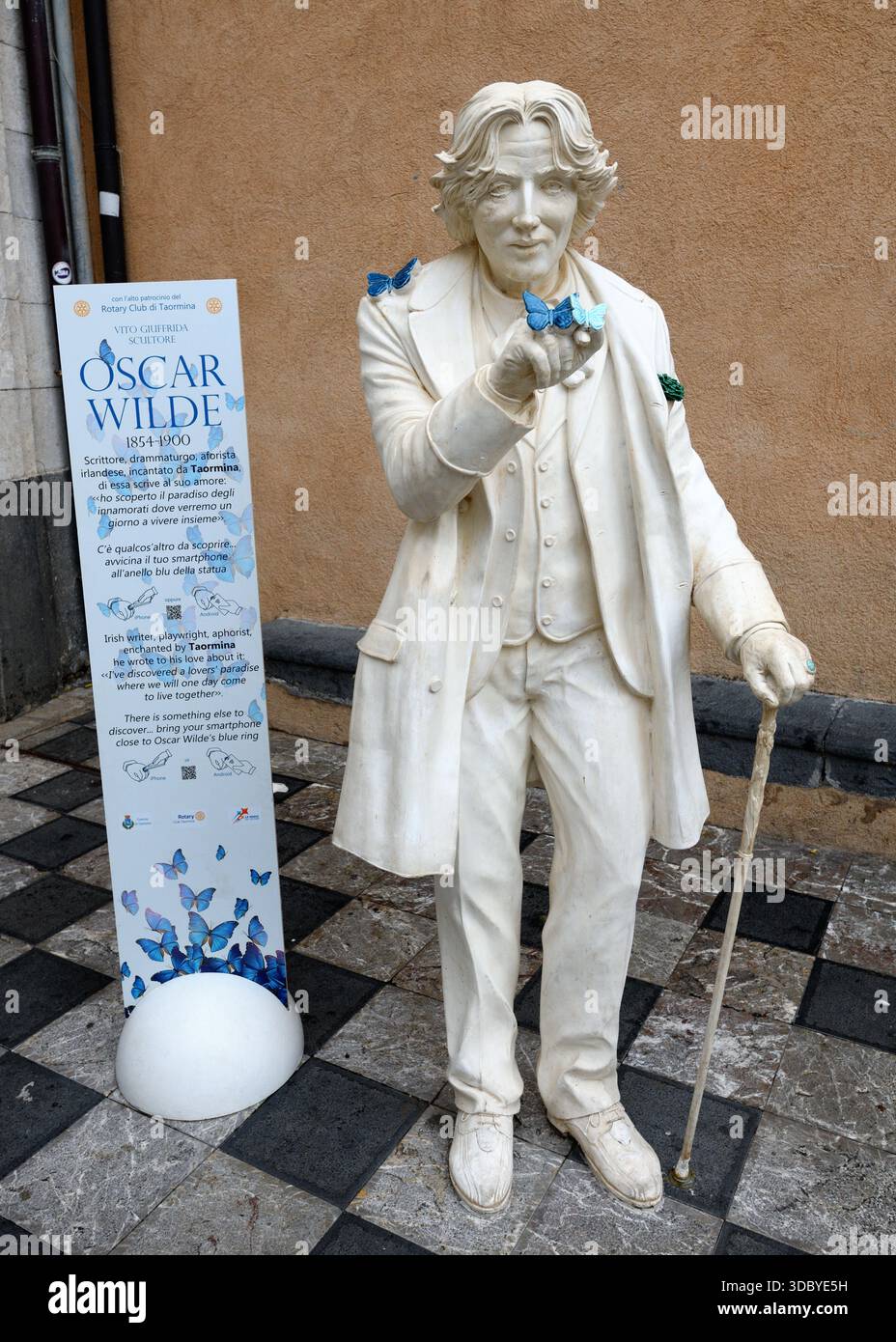 White statue of Irish playwright Oscar Wilde who wrote about his love of Taormina, Italy Stock Photo