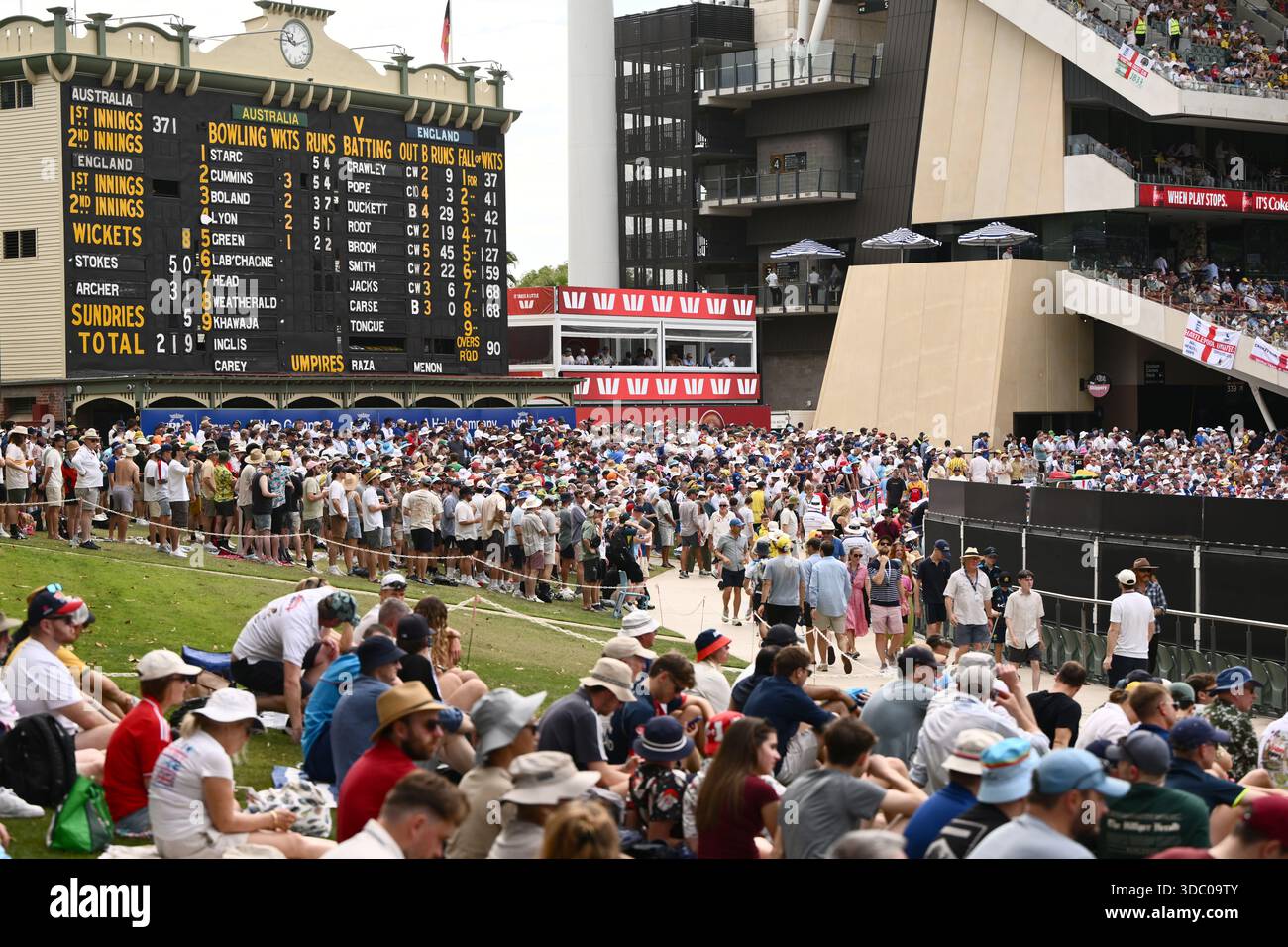 Adelaide, Australia. 19th Dec, 2025. A general view of the crowd and ...