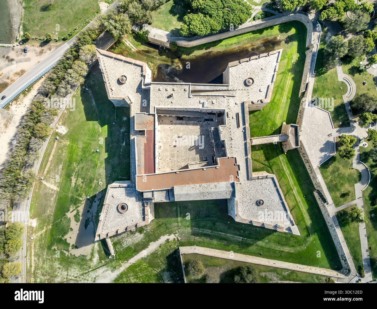 Aerial top down ground plan view of the Norman-Swabian Architecture and  Bastions of Barletta Castle Stock Photo - Alamy, image size:1300x1063