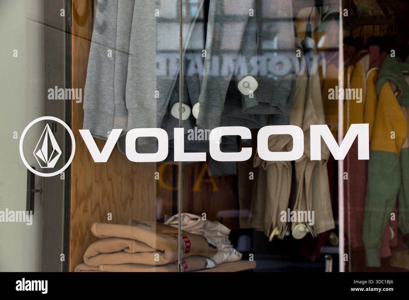 Volcom logo hi-res stock photography and images - Alamy