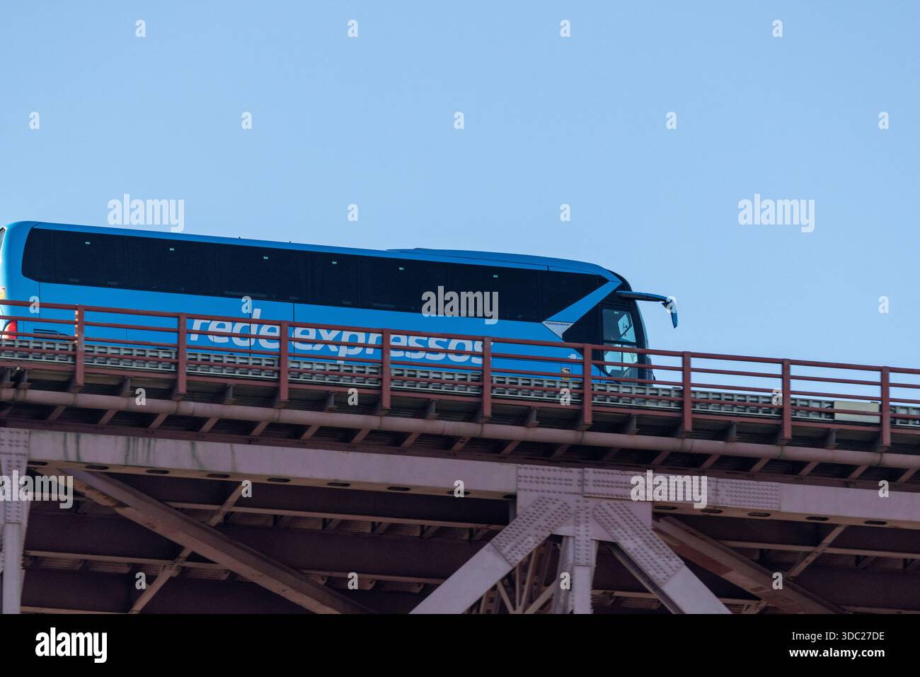 Os Bus Blue rede expressos bus traveling on the metal structure of the 25th of ...
