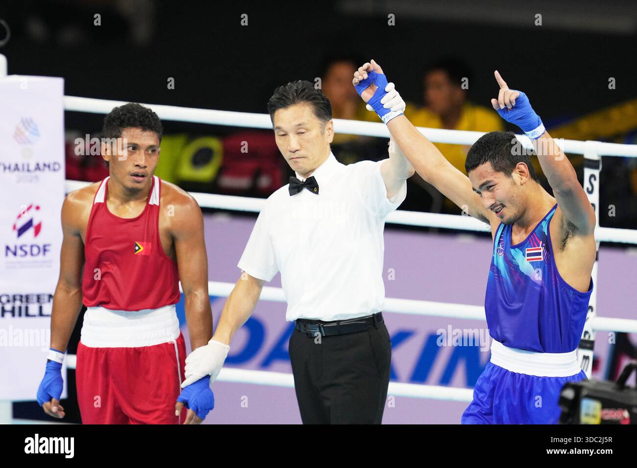 Thailand' s Khunatip Pidnuch right, celebrates after winning against ...