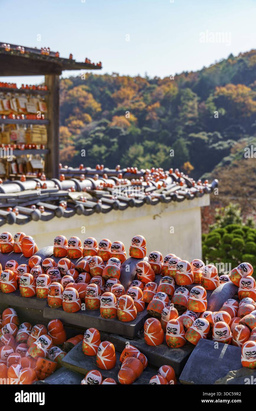 landscapeです　だるま Daruma figures on a roof with autumn landscape and colorful