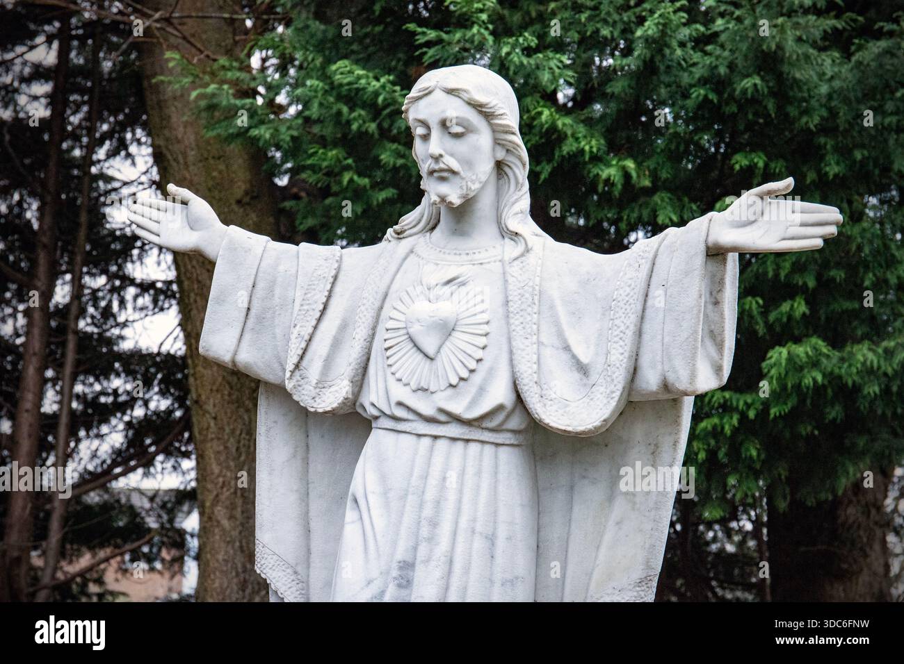 Jesus Christ statue in graveyard Stock Photo - Alamy