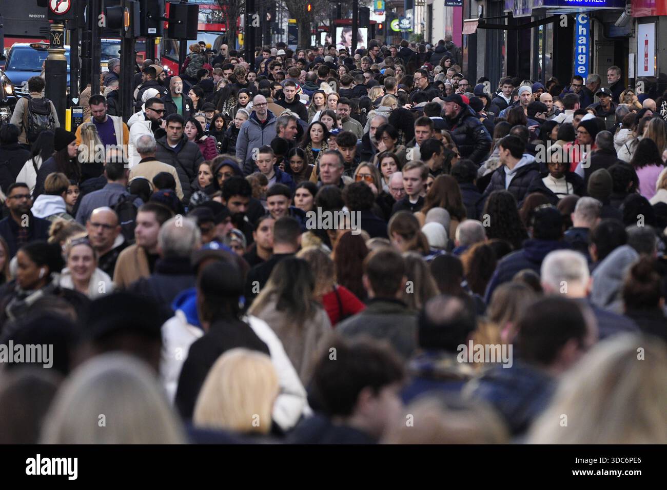 Saturday Dec People shopping in central London on the last Saturday before Christmas ...