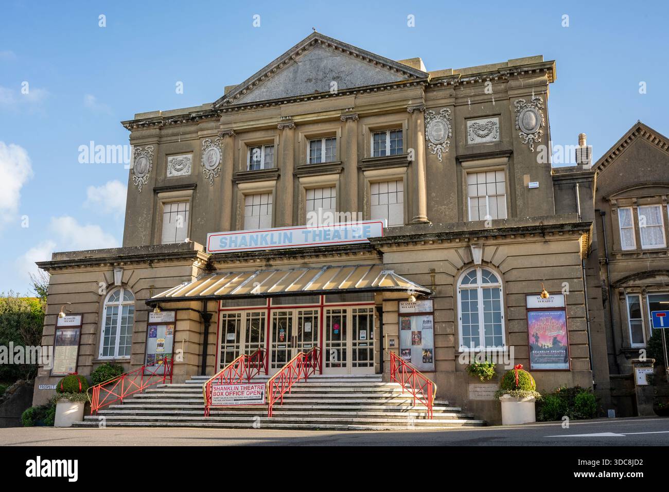Shanklin Theatre In The Seaside Town Of Shanklin On The Isle Of Wight shanklin-theatre-in-the-seaside-town-of-shanklin-on-the-isle-of-wight