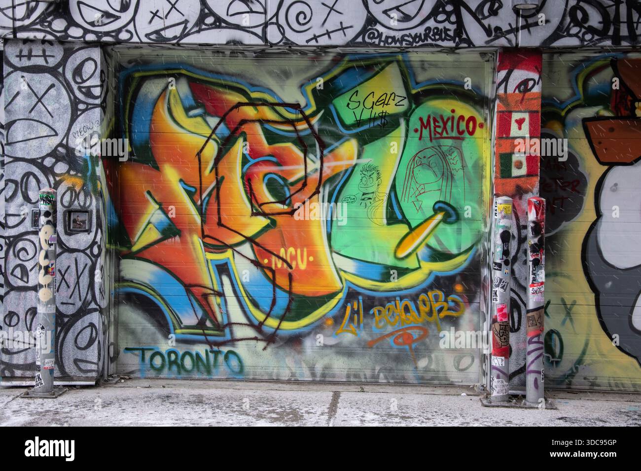 Garage door with graffiti hi-res stock photography and images - Alamy