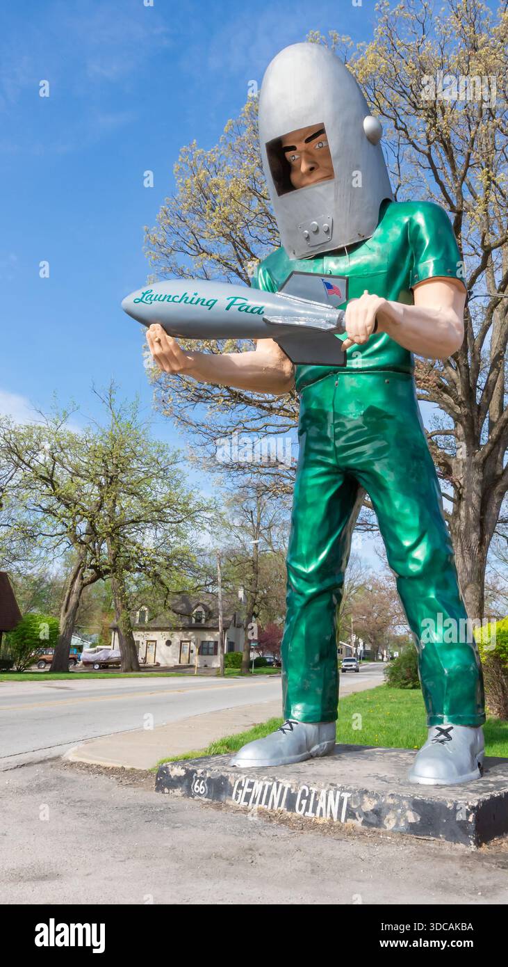 On ROUTE 66, beloved icon Gemini Giant (giant Muffler Man statue ...