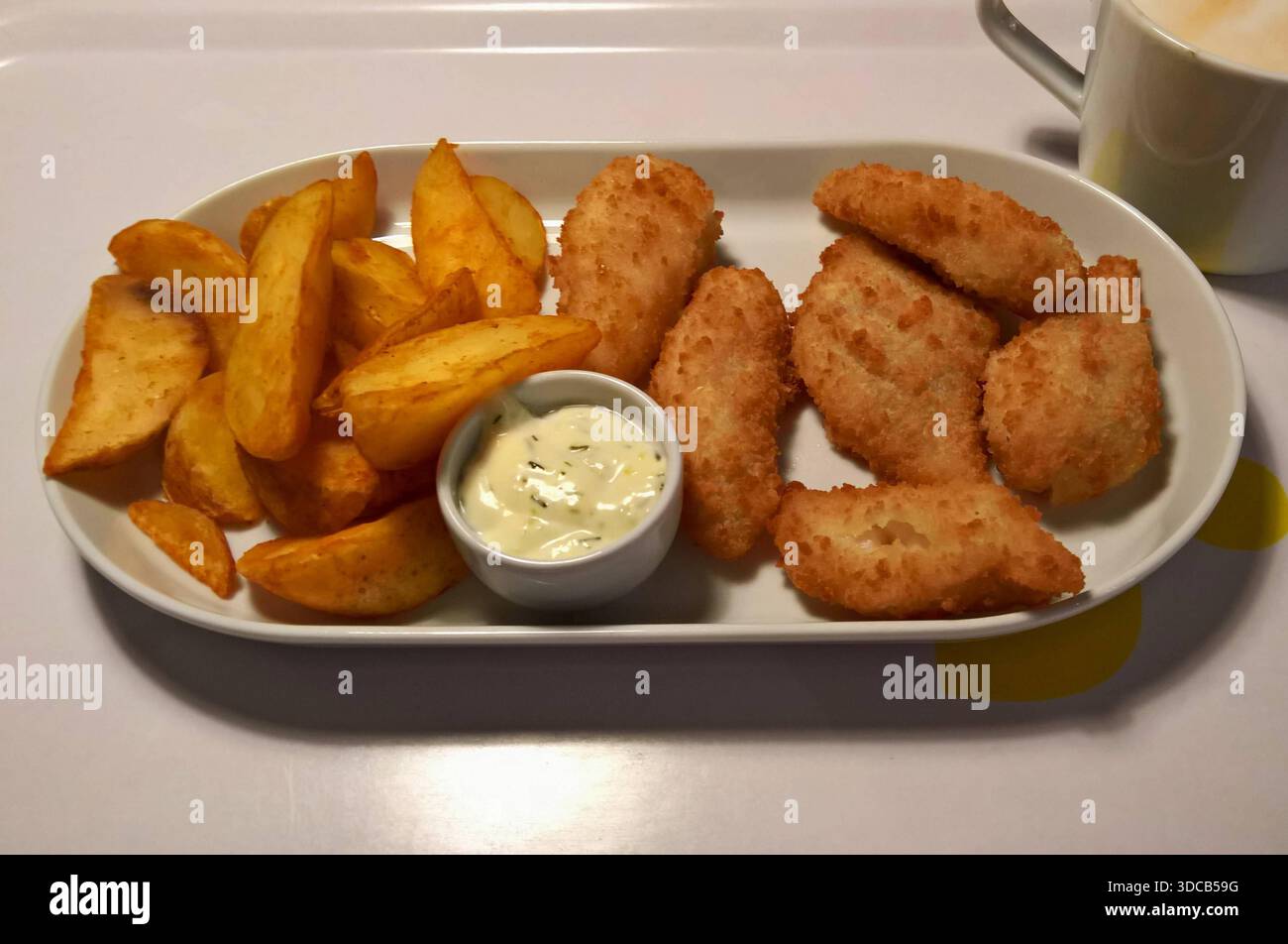 Ikea Food - Gastronomie, Restaurant. Fisch mit Kartoffeln. Im Dezember gibt es am Freitag in der Ikea-Gastro den Fisk-Freitag. Dort gibt es Fischhäppchen - Alaska Seelachs