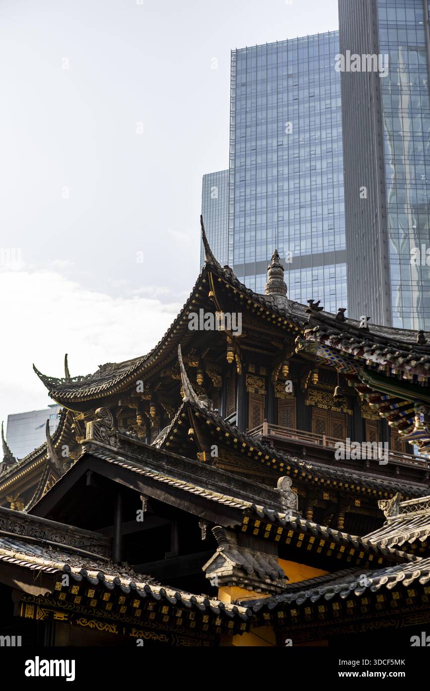 Contrast traditional modern buildings in china hi-res stock photography and  images - Alamy, image size:866x1390