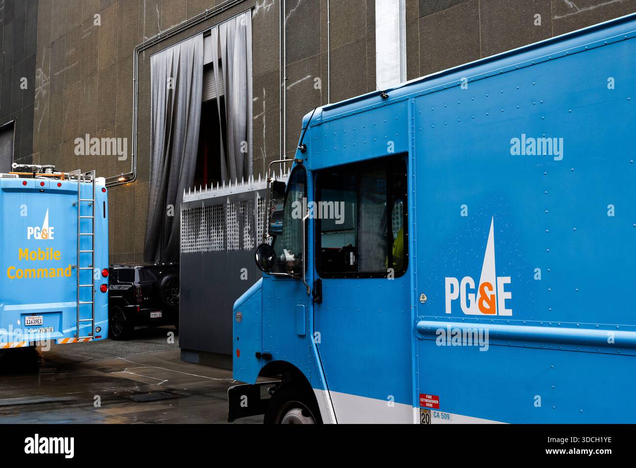 PG&E crews walk around the substation building at 8th and Mission ...