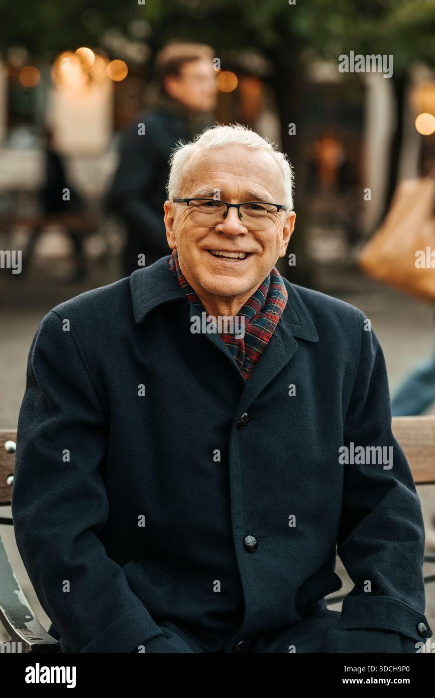 Elderly man wearing coat hi-res stock photography and images - Alamy