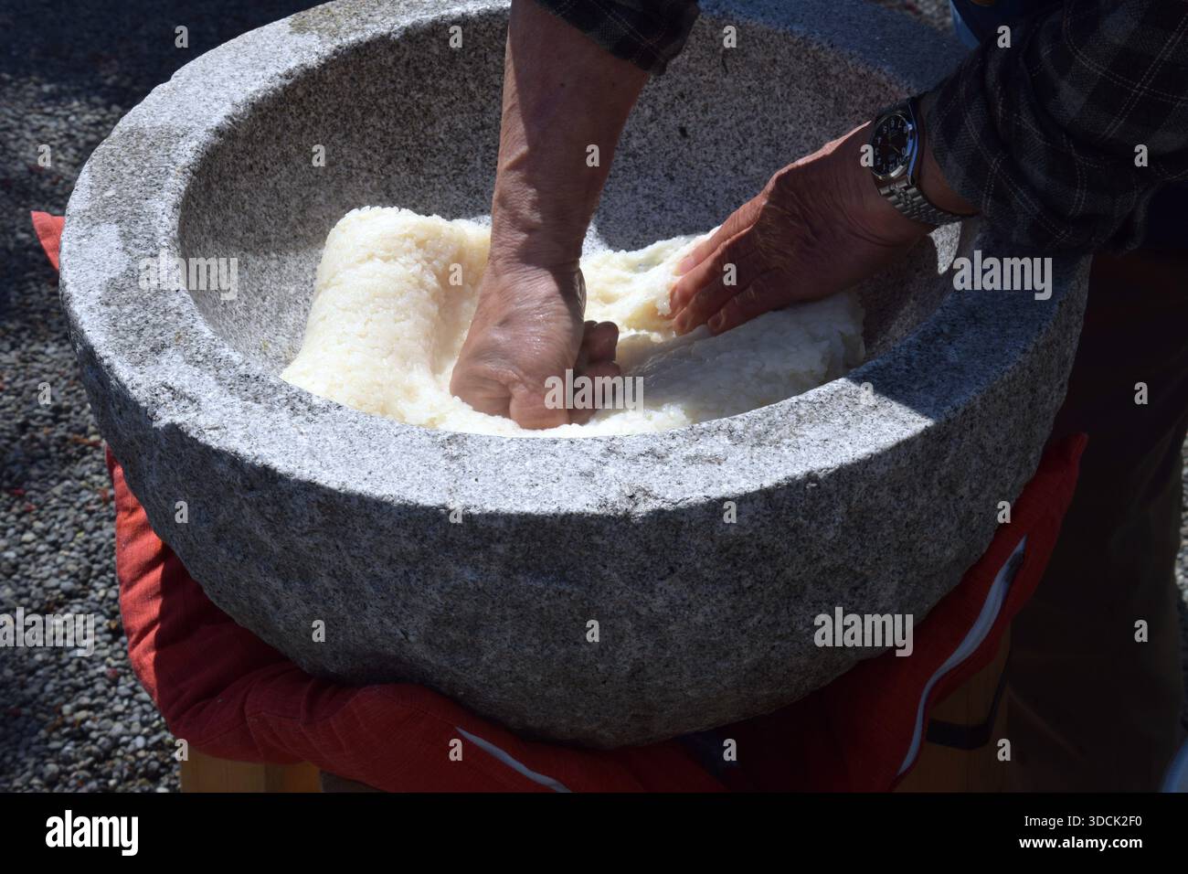 How to make Japanese traditional rice cakes (Mochi-tuki) is many times ...