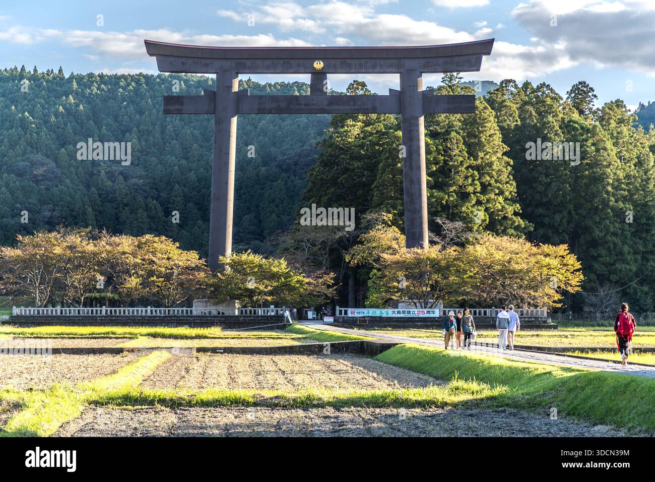 The Oyunohara Great Torii, at 33.9 metres Japan's largest torii gate, marks the original site of Kumano Hongū Taisha, Tanabe, Wakayama Prefecture, Japan. The shrine once stood on a sandbank at the confluence of the Kumanogawa and Otonashi-gawa rivers; a flood destroyed nearly all its buildings, and in 1891 the remains were relocated to the hill. The steel gate, erected in 2000, weighs 172 tonnes. Stock Photo