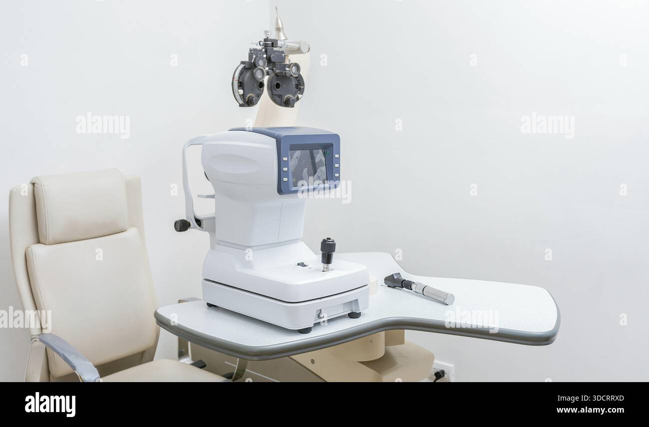 Visual Testing Machines Autorefractometer visual test machine hi-res stock photography and ...