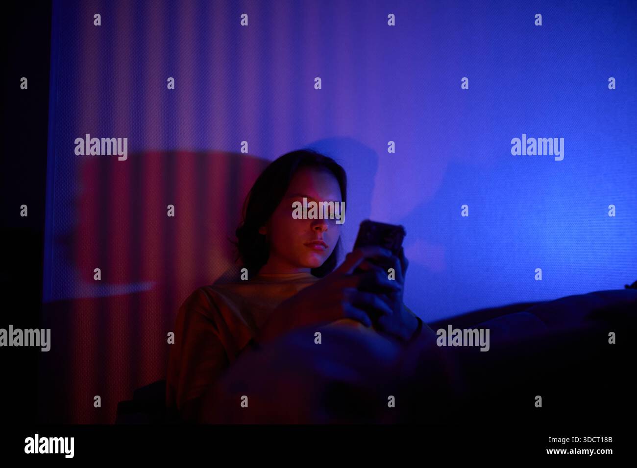 Teen girl using mobile phone hi-res stock photography and images - Alamy