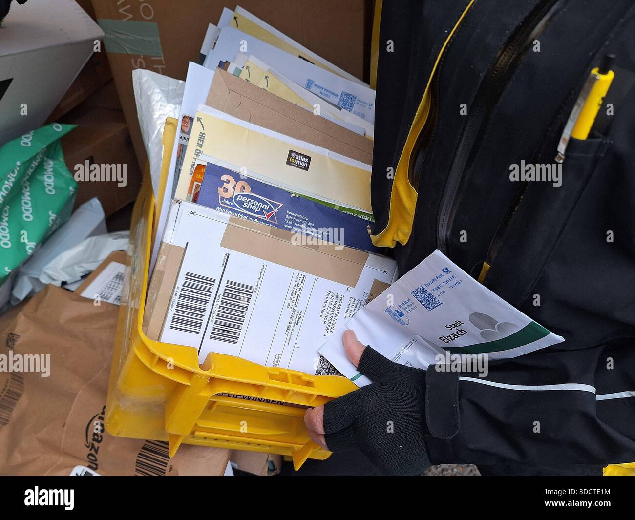 Winden Themenbild - Deutsche Post, DHL, Brieftraeger, Postbote, Briefe ...
