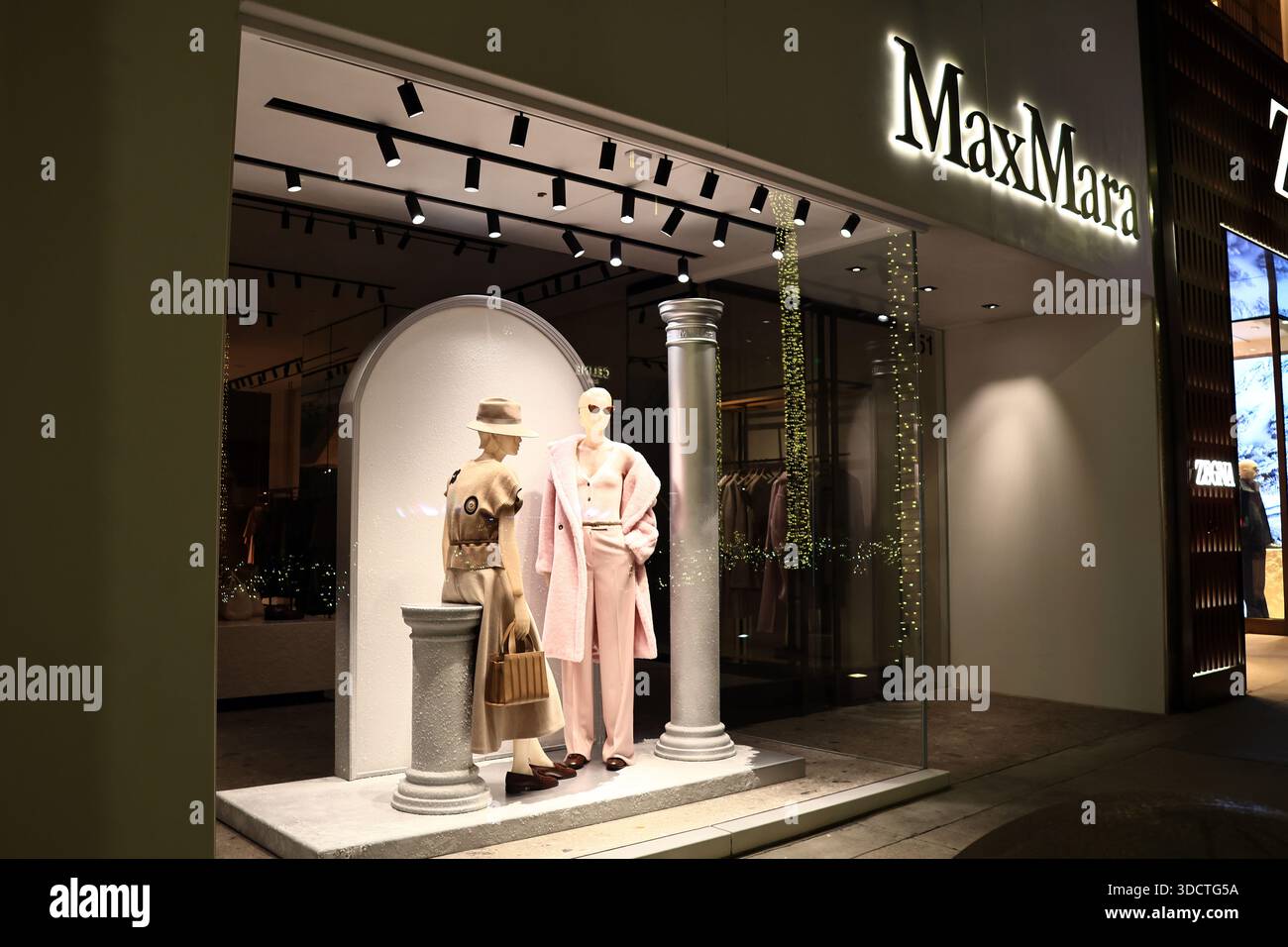 Maxfield MAX MARA luxury fashion boutique by night on Rodeo Drive, Beverly Hills ...